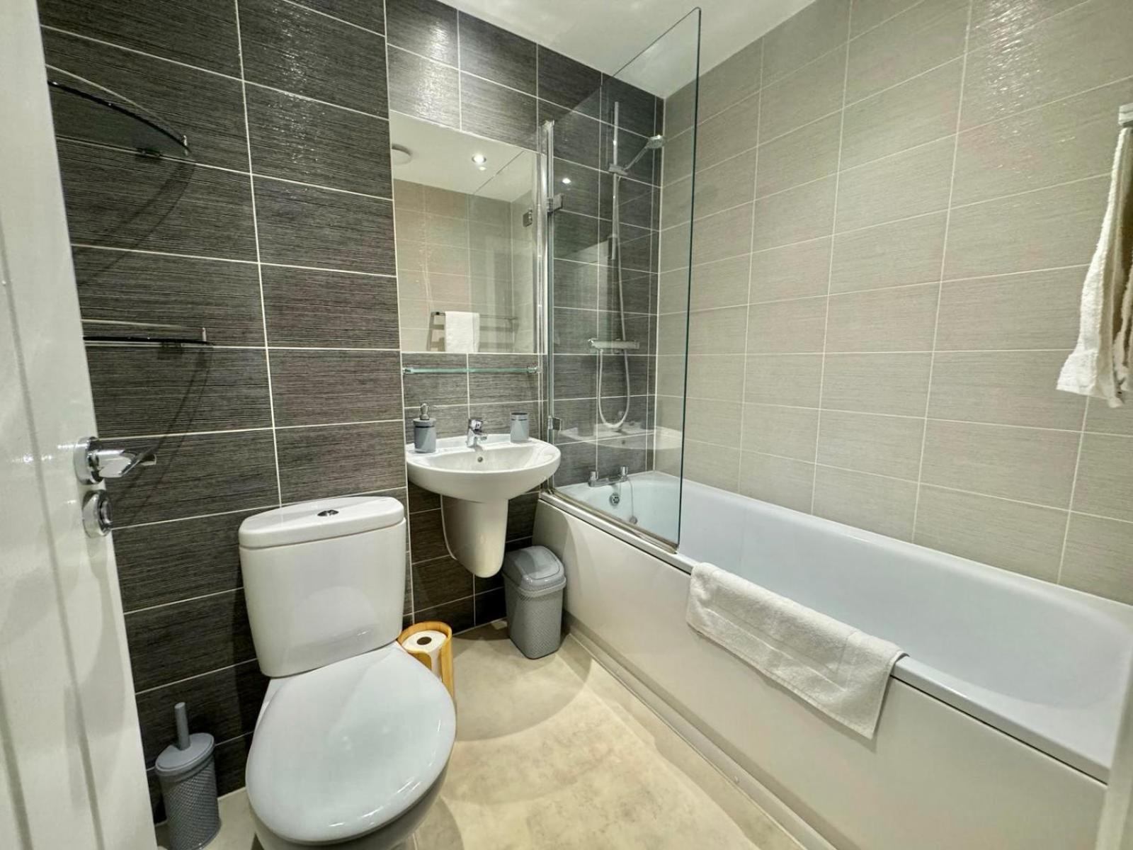 Home Centrally Located In Folkestone, Great Location For Families Or Workers Exterior foto