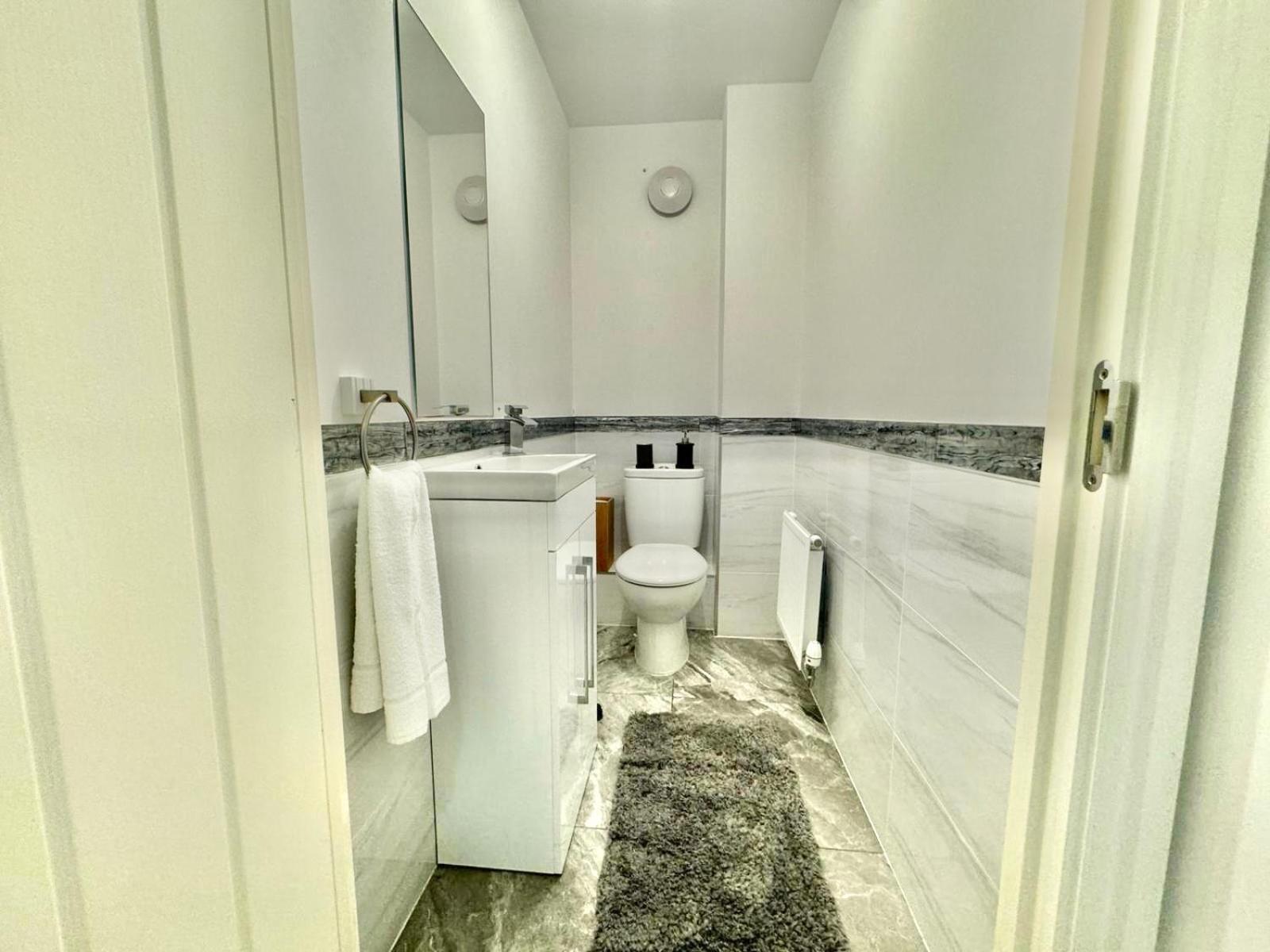 Home Centrally Located In Folkestone, Great Location For Families Or Workers Exterior foto